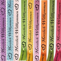 Satinband-HERZLICH WILLKOMMEN bunt: 15mm breit / 25m-Rolle, bunt Satinband-HERZLICH WILLKOMMEN bunt: 15mm breit / 25m-Rolle, bunt